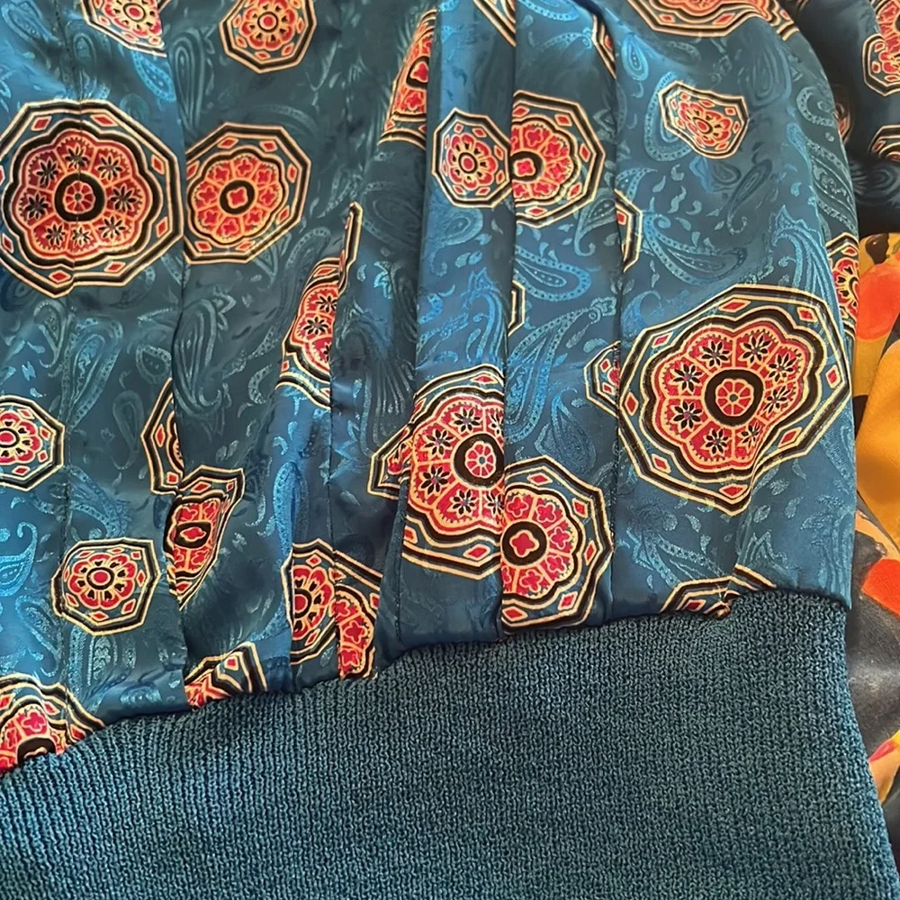 1980’s blouse multi colored shoulder pads. Blousey. Sleeves and waist stretch - Picture 7 of 9